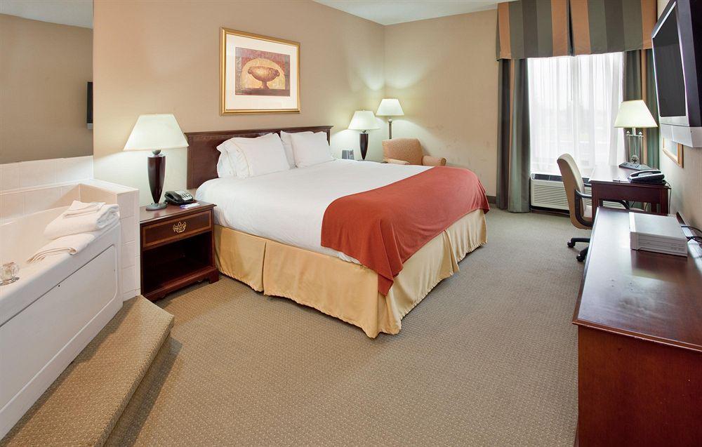 Holiday Inn Express Hotel Kansas City - Bonner Springs By Ihg Chambre photo
