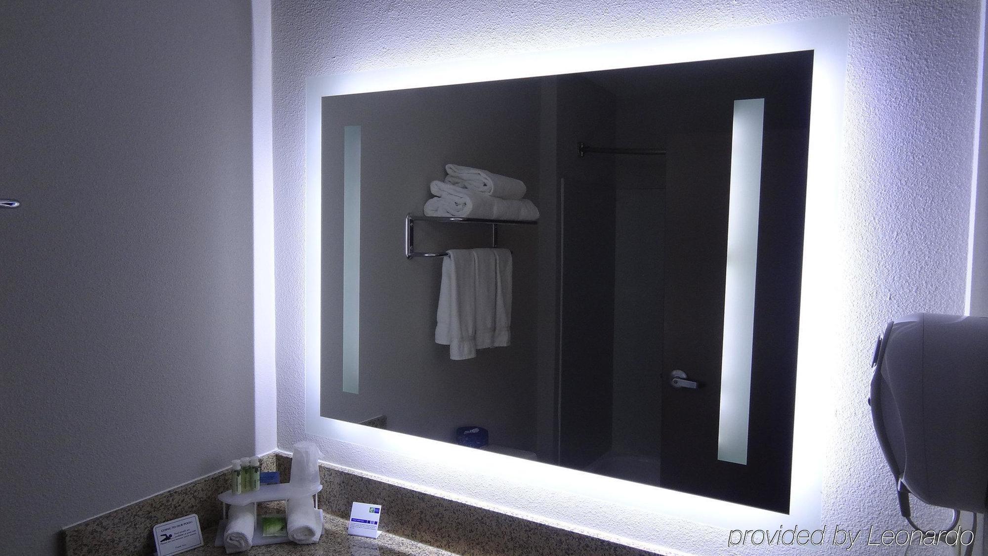 Holiday Inn Express Hotel Kansas City - Bonner Springs By Ihg Extérieur photo